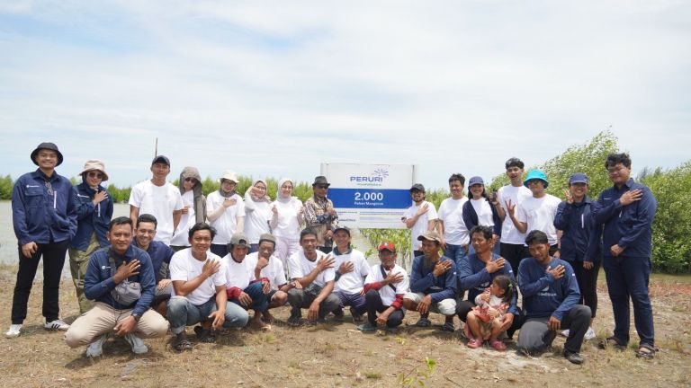Aksi Nyata Jaga Warisan Alam, PERURI Tanam Ribuan Pohon Mangrove di Perairan Tanjung Pakis Karawang
