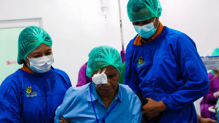 Melihat Indah Dunia Melalui Operasi Katarak Gratis