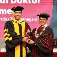 Dengan Predikat Cumlaude, Dirut Askrindo Raih Gelar Doktor Ilmu Manajemen dari Untar