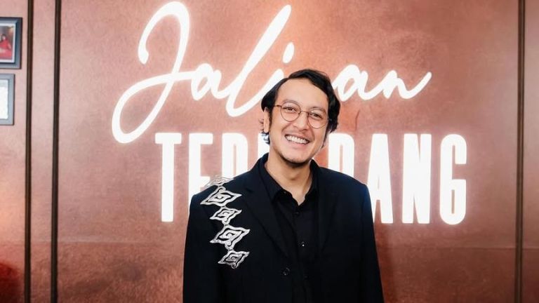 Dimas Anggara Curi Perhatian Lewat Film ‘Abadi Nan Jaya’, Intip Profil dan Perjalanan Kariernya!