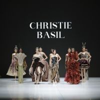 Mengulik Makna ‘Glass Onion’ Karya Christie Basil: Dari Kesederhanaan Bawang, Lahir Keindahan yang Otentik