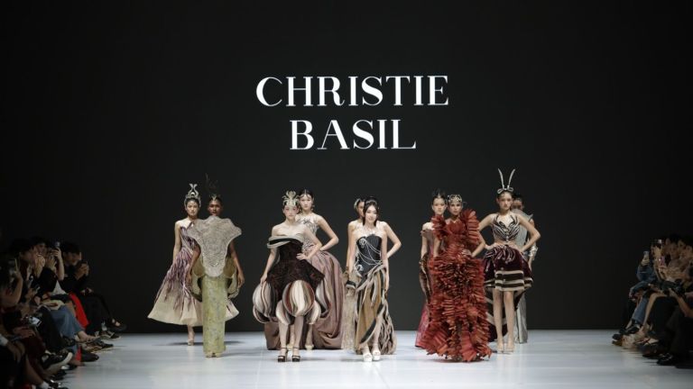 Mengulik Makna ‘Glass Onion’ Karya Christie Basil: Dari Kesederhanaan Bawang, Lahir Keindahan yang Otentik