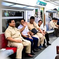 Prabowo Tantang KAI dan Menhub: Segera Bangun Trans Sumatra dan Trans Kalimantan