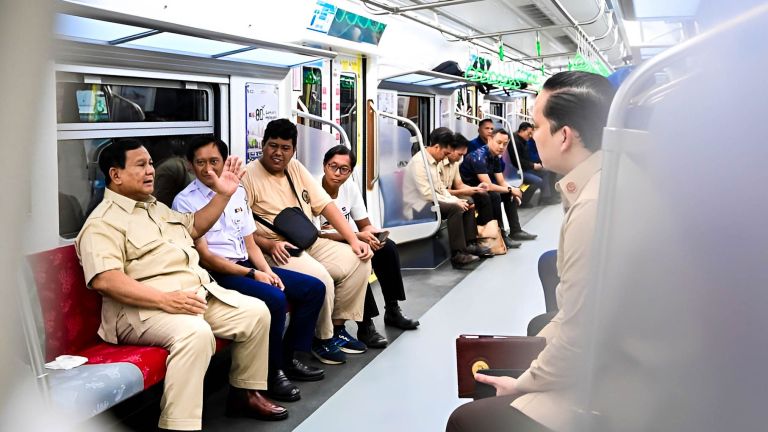 Prabowo Tantang KAI dan Menhub: Segera Bangun Trans Sumatra dan Trans Kalimantan