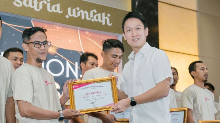 Gandeng Shopee, Anteraja Berangkatkan 24 Kurir Terbaik ke Tanah Suci Lewat Program SATRIA Umrah 2025