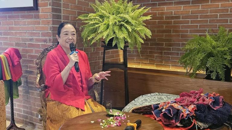 Mengenal Sosok Josephine Komara, Desainer Kain Kebanggaan Indonesia