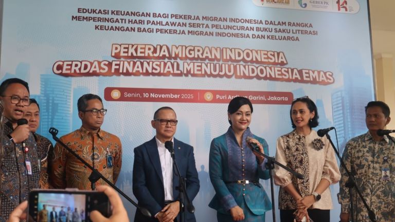 Bijak Kelola Finansial, OJK Bekali Pekerja Migran Indonesia dengan Buku Saku Literasi Keuangan