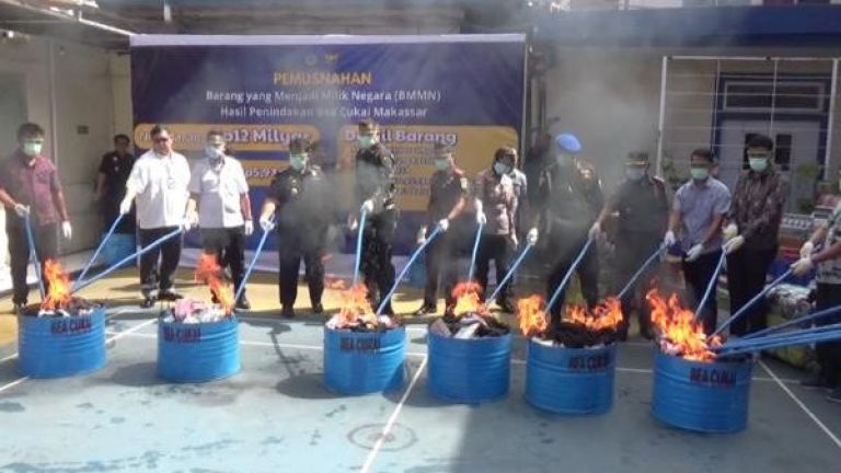 Kemendag Musnahkan 16.591 Balpres Pakaian Bekas