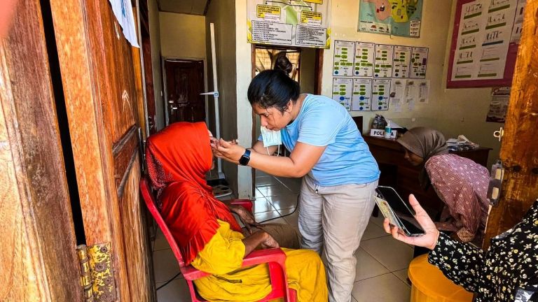 Kolaborasi Lintas Sektor Hadirkan Bakti Sosial Operasi Katarak untuk Masyarakat di Kawasan TN Komodo