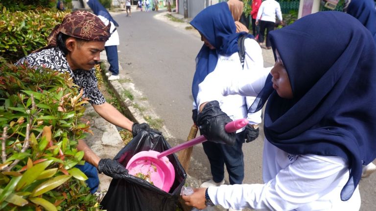 PERURI Asri Ajak Ibu-Ibu Telukjambe Jadi Agen Perubahan Lingkungan dan Olah Sampah