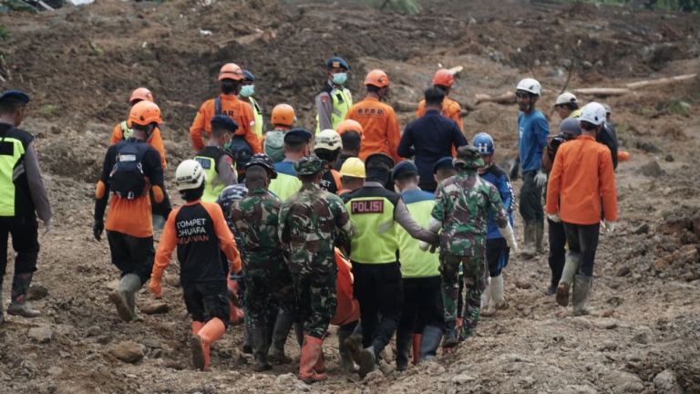 Bersama Tim SAR Gabungan, DMC Dompet Dhuafa Berhasil Evakuasi Satu Korban Timbunan Longsor Banjarnegara