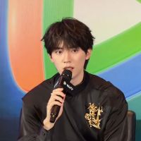 Antusiasme Penggemar 'Drachin' Sambut Kedatangan Zhou Yiran di Indonesia