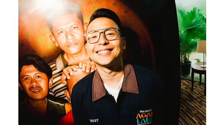 Profil dan Perjalanan Karier Ernest Prakasa, dari Panggung Komika hingga Dunia Film Tanah Air