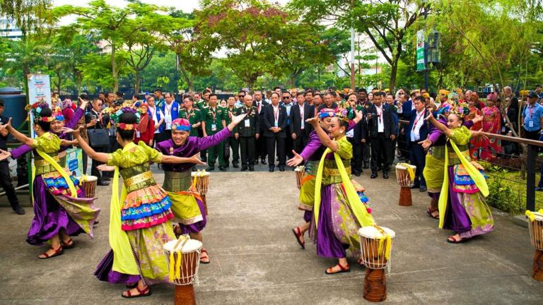 Suguhan Kesenian Indonesia Sambut Delegasi Luar Negeri ASEAN di Taman Asia Afrika