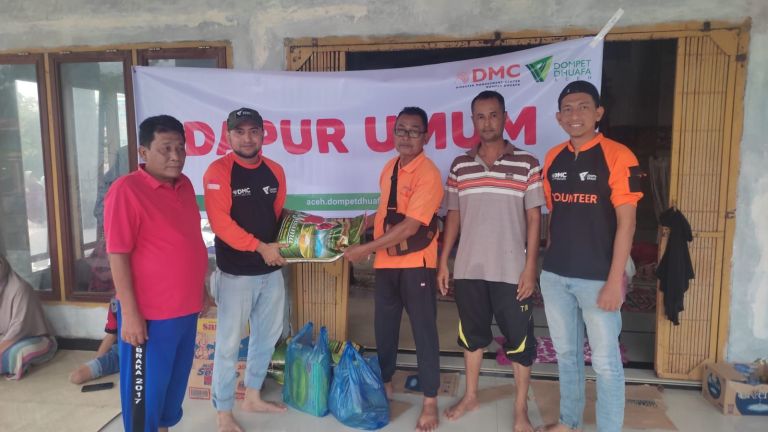 Bantuan DMC Dompet Dhuafa untuk Warga Korban Banjir di Pulau Sumatera
