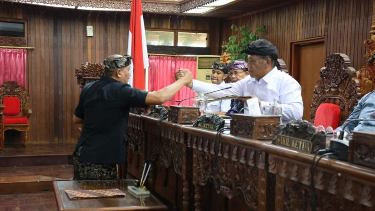 Ketua DPRD Klungkung Sahkan APBD 2026: Tekankan Efisiensi dan Pengawasan Pinjaman Daerah