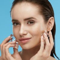 Trik Simpel Bikin Wajah Glowing dengan 5 Resep DIY Es Batu Alami