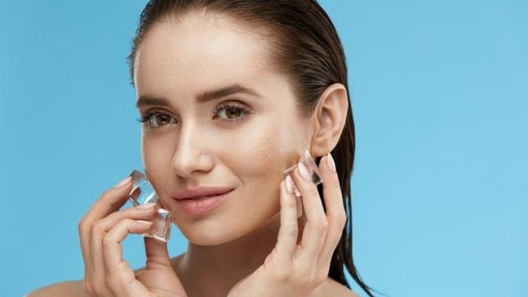 Trik Simpel Bikin Wajah Glowing dengan 5 Resep DIY Es Batu Alami