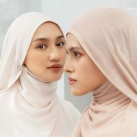 7 Rekomendasi Brand Hijab Lokal yang Bahannya Gampang Diatur!