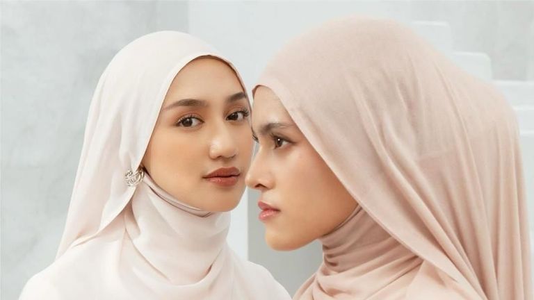 7 Rekomendasi Brand Hijab Lokal yang Bahannya Gampang Diatur!