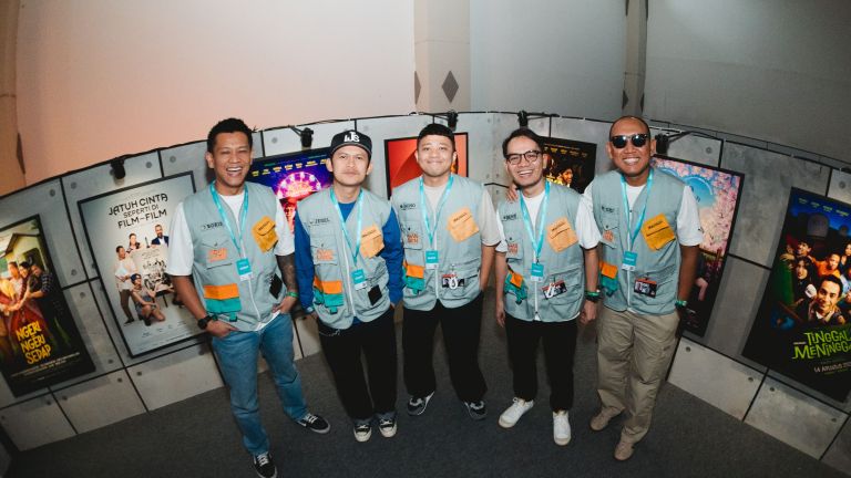 Poster AGAK LAEN: Menyala Pantiku! Terjual Rp22 Juta di JAFF 2025, Donasi untuk Korban Banjir Sumatra