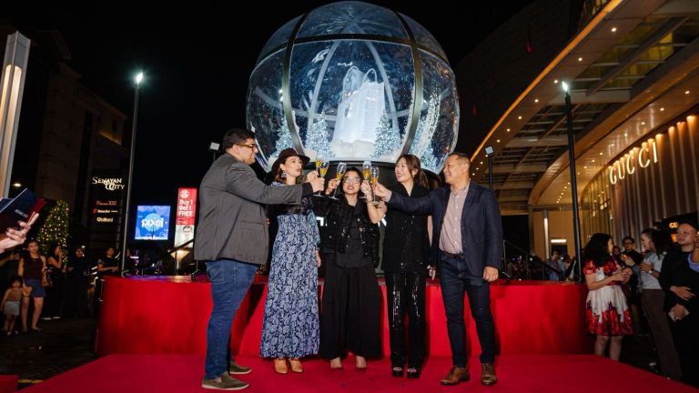 Michael Kors Hadirkan Giant Snow Globe 6 Meter di Senayan City