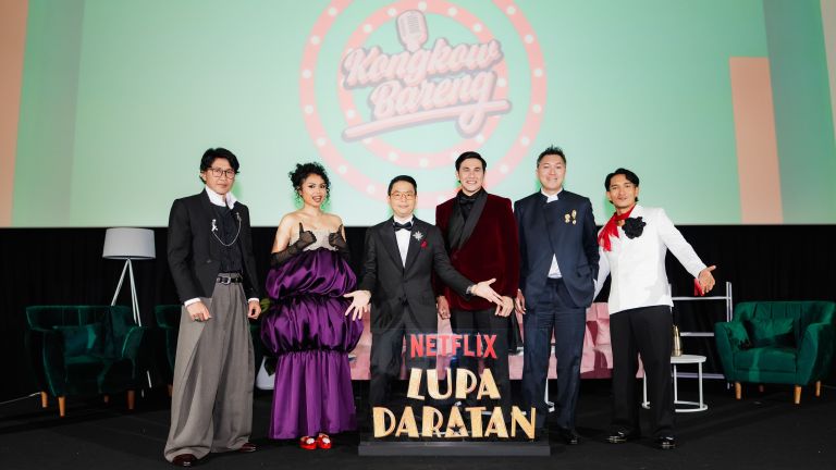 Kembali ke Bangku Sutradara, Ernest Prakasa Ungkap Premis Asli Film Netflix 'Lupa Daratan'