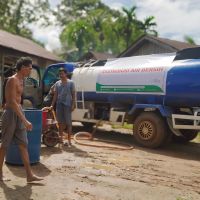 Distribusi Air Bersih Dompet Dhuafa, Mengalirkan Harapan bagi Sahdiamin dan Penyintas Banjir Tapanuli