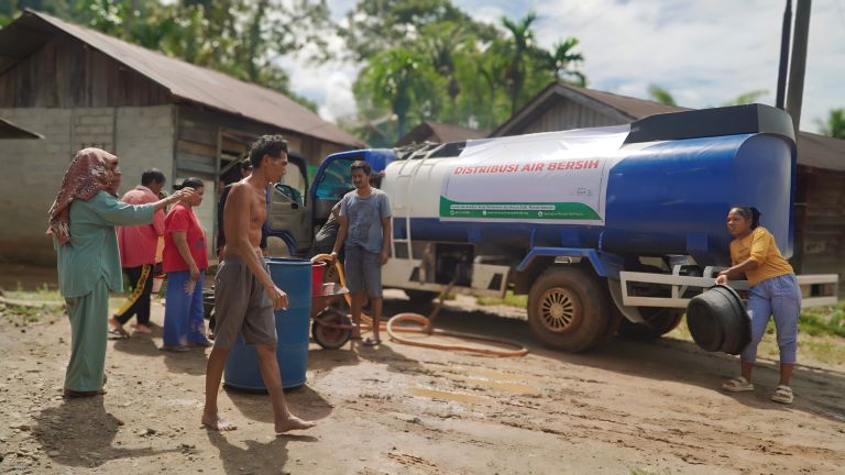 Distribusi Air Bersih Dompet Dhuafa, Mengalirkan Harapan bagi Sahdiamin dan Penyintas Banjir Tapanuli