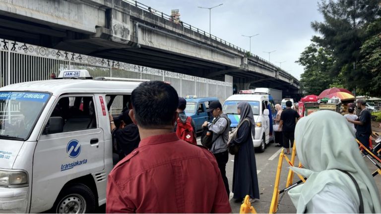 Kini Tersedia Pembatas Antrean JakLingko di Pasar Rebo, Penumpang Lebih Tertib