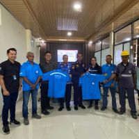 Wujud Apresiasi dan Kepedulian, Pelindo Bagikan Seragam Baru untuk Porter Pelabuhan