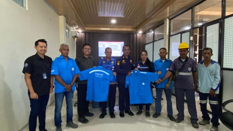 Wujud Apresiasi dan Kepedulian, Pelindo Bagikan Seragam Baru untuk Porter Pelabuhan
