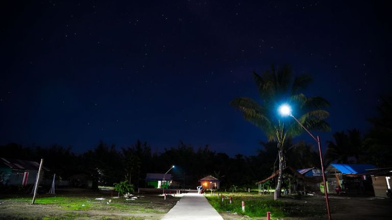Signify Terangi 30 Desa Terpencil di Maluku dengan Program Kampung Terang Hemat Energi