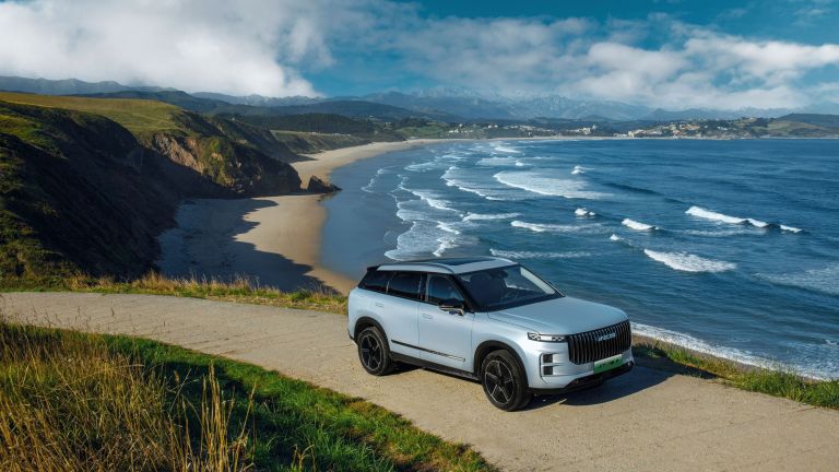 Tips Liburan Akhir Pekan dengan Mobil PHEV