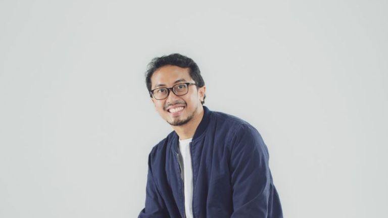 Gilang Bhaskara dan Perjalanan Kariernya dari Panggung Komika hingga Main Film