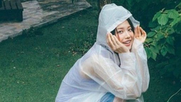 7 Merek Jas Hujan Lokal Terbaik dan Harganya Ramah di Kantong