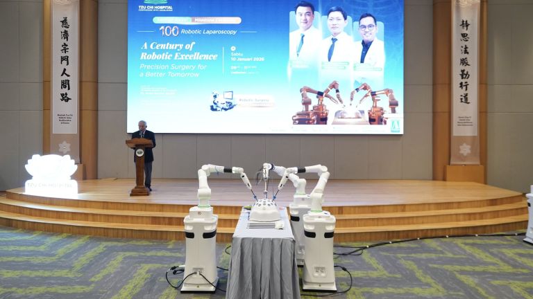 Tzu Chi Hospital Lakukan 100 Tindakan Bedah Laparoskopi dengan Sistem Robotik Pertama dari Eropa