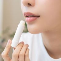 5 Rekomendasi Lip Balm Terbaik untuk Bibir Kering: Lembap dan Tahan Lama