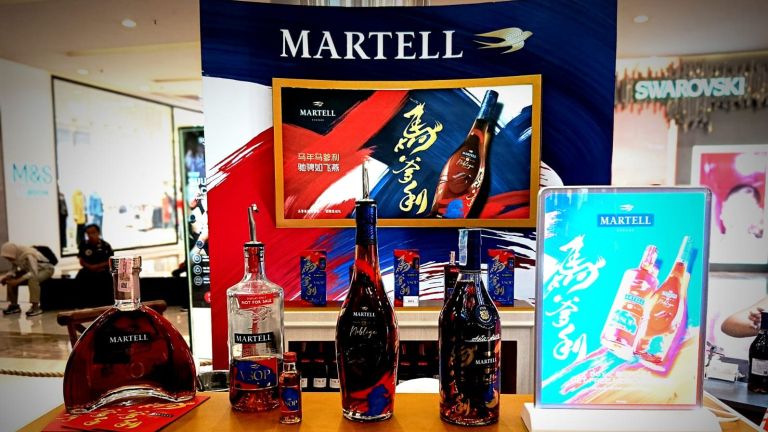 Sambut Tahun Kuda 2026, Maison Martell Luncurkan Koleksi Terbatas Berkaligrafi Megah