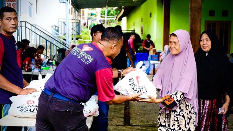 PWI Pusat dan Artha Graha Peduli Gelar Baksos di Ponpes Nurul Ibad Banten