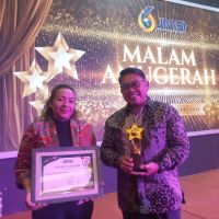 Jadi Inspirasi, Gubernur Papua Raih Golden Leader di HUT Ke-6 JMSI
