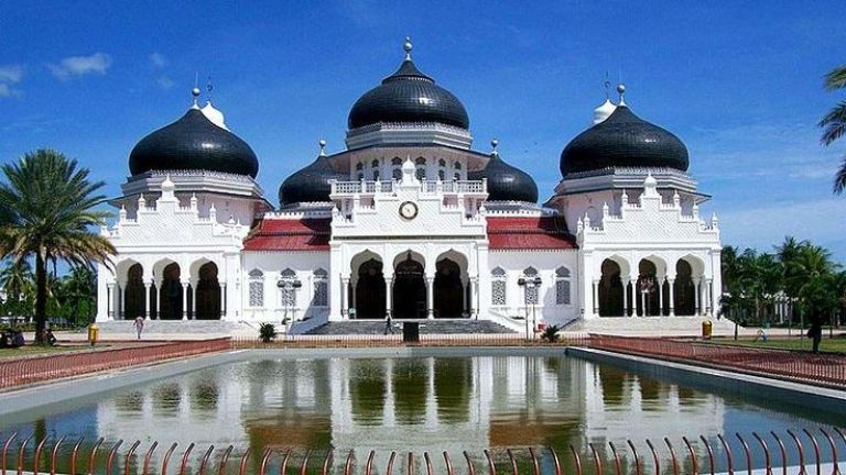 Deretan Masjid Ikonik di Indonesia yang Ramai Dikunjungi saat Ramadan