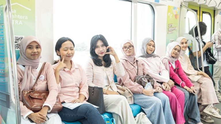'Ngabuburit Cantik' Bareng Pink Rabbit Lens, Ajak Perempuan Urban Tampil Lebih Percaya Diri