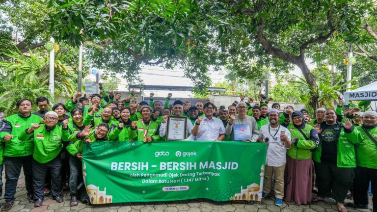 Pecahkan Rekor MURI, Ribuan Driver Gojek Bersih-Bersih Masjid Serentak di 147 Lokasi
