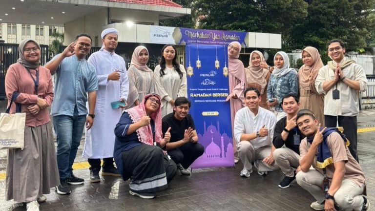 Ramadan Penuh Kepedulian, PERURI Bagi-Bagi Takjil untuk Warga Sekitar