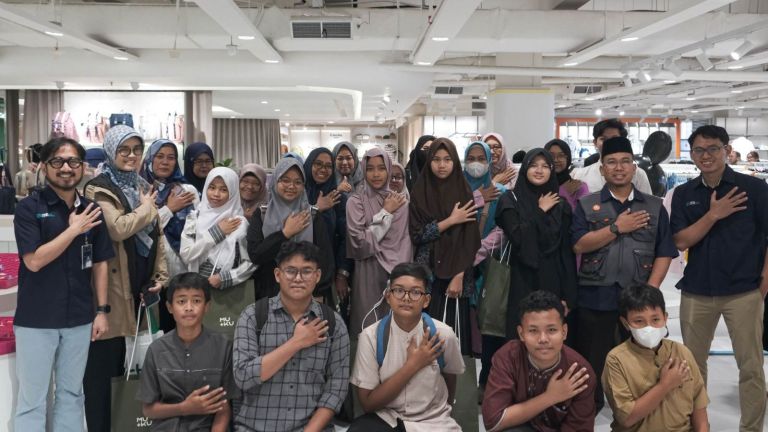 Lewat Program 'Ramadan Berseri', PERURI Ajak Anak Asuh BAZIS Belanja Baju Lebaran