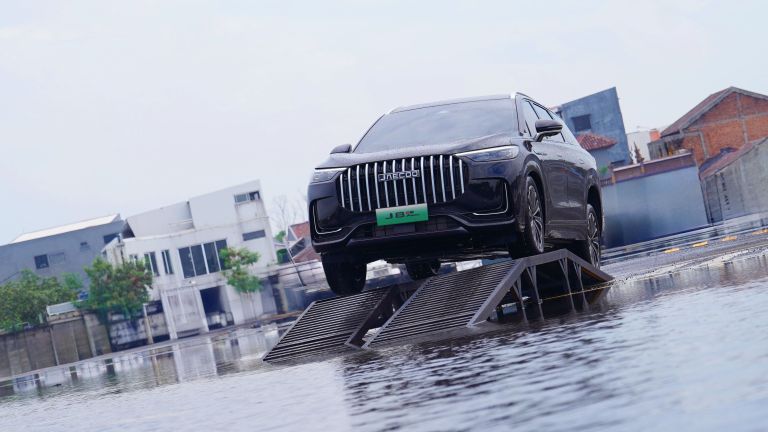 Tren Kendaraan Hybrid, Apa Perbedaan HEV dan PHEV?