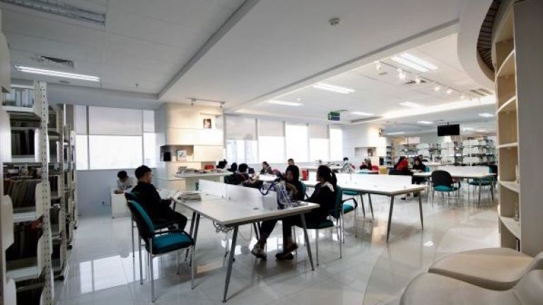 Bosan Ngantor di Kafe? Ini 5 Perpustakaan Nyaman di Jakarta untuk WFA