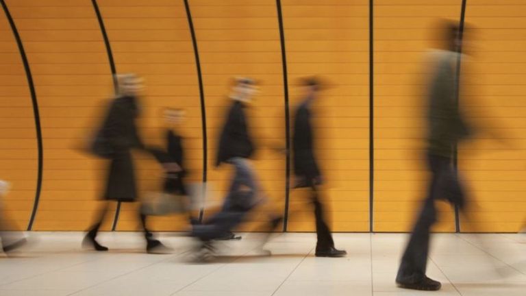 Menguak Kepribadian Seseorang yang Berjalan Cepat