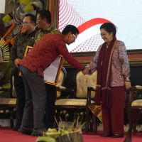 Megawati Serahkan Sertifikat HAKI di Klungkung, Bupati Satria: Pengusaha Harus Terus Berinovasi